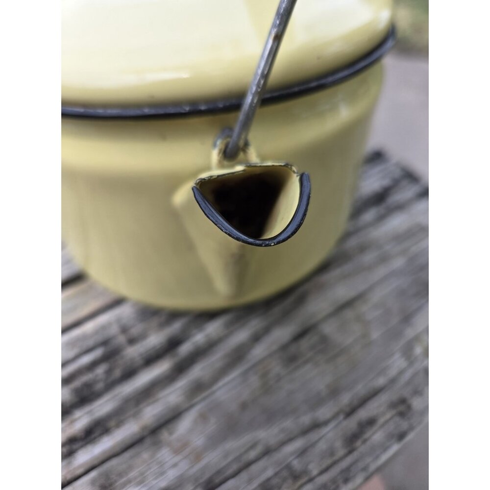 Vintage yellow enamel teapot With Lid Enamelware Bail Handle - Picture 4 of 16